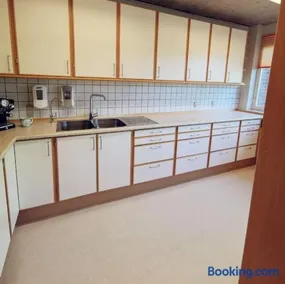 Comfortable 3- bedroom villa with free parking - Image 2