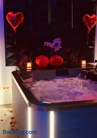 Escapade Romantique Jacuzzi & Sauna Privés - Image 2