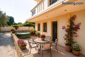 Cozy Family Home with Pool near the Beach - Image 2