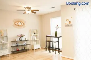 Charming 3bd Alexandria House, 11 miles to DC, Nice front view - Image 4
