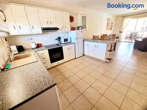 First floor apartment overlooking pool - Image 2