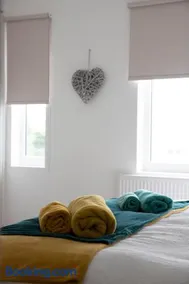 Stunning 2 Bed Apartment with Sea Views - Image 3