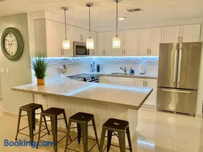 MODERN SPACIOUS BEACH FRONT CENTRAL CONDO w POOLS STEPS TO BEACH - Image 4