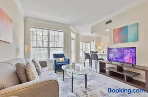 Modern Apt with Private Garage - Image 1