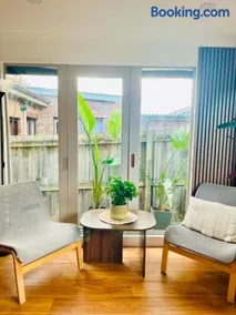 Spacious Private Room Near Airport and Transport - Image 1