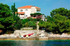 Waterfront villa with pool - Image 4