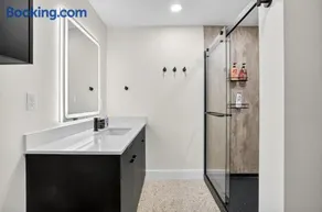 Bright Beacon Spacious 1BR Apartment - Image 2