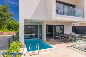 Brand new apartment with private pool - Image 4