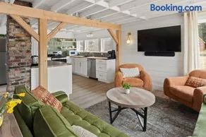 100% Renovated Stowe Village Farmhouse - Image 1