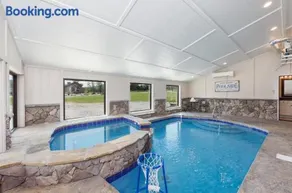 Bowling Waterfront Luxury MtnViews Pool Sleeps12 - Image 3