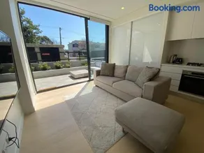 Executive One Bedroom apartment and Courtyard Retreat - Image 4