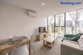 New Apartment, Pool, Sauna, Walk to Shopping - Image 1