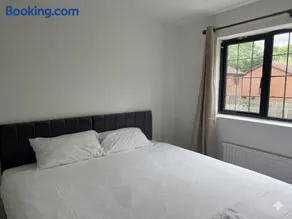 Spacious 5-Bed Entire Home - Image 3