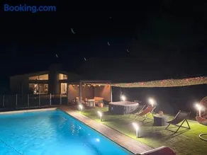 Villa with pool - Image 3