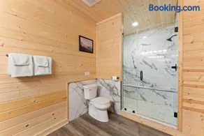 Deluxe Cabin For Groups Near Helen w Hot Tub - Image 3