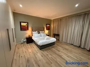 Beachside Gordons Bay stay near Bikini Beach - Image 5