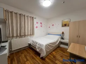 10 Bed House with Parking! - Image 4