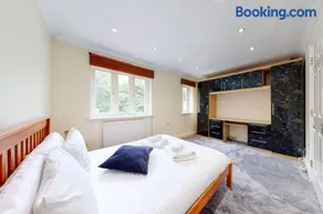 Super 2 bed House with PrivateGarden - Image 2