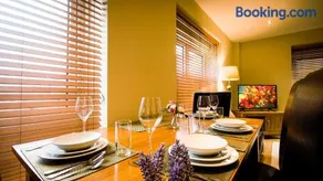 Superb City Center 1 or 2 BR Apts King Bed - Image 1