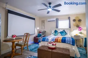 Hidden Gem Luxe 1 BEDROOM & Patio - Image 2