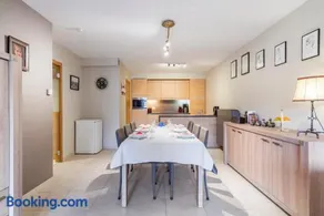 Luxury apartment with garden close to the beach - Image 2