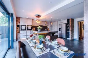 5 Double Bedrooms - Sleeps 10- Luxury Park Escape - 7 Seater Hot Tub W Park Views - Canal Access- Huge Driveway - 4 Vehicles or 2 LWBs - Minutes to JLR BHX Airport HS2 Mell Square - Regular Work Stays and Long Stays are welcome! By Samina Arz Stays - Image 3