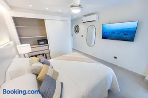 Corner Penthouse with Ocean and City Views with a Content Creator Hub - Image 4