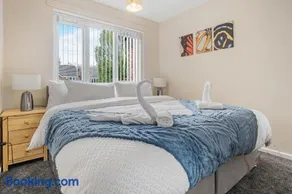 Tipton 3BR Home – Netflix Wi-Fi Driveway - Image 2