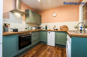 Stylish 3 Bed House, Free Parking, Near M53, Fast WiFi, Garden - Image 3