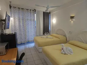 Lovely studio apartment with balcony AC & wi-fi, minutes from downtown! - Image 1
