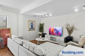 Sunny Stay 4BR with Pool in Prime Location - Image 1