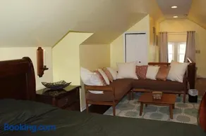 Charming Modern Retreat Near Downtown Jeffersonville & Bob Hedge Park - Image 3