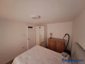 Comfortable stay close to Sale tram station 2bedroom free parking - Image 4