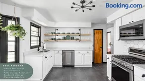 5BR 2BA Fun Family Home Sleeps 12 Pinball TVs 15m DT - Image 3