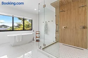 June Special! 4BR - Private Yard, Grill, Soaking Tub, Near Coral Gables & MIA Airport - Image 4
