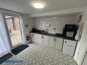 Peaceful Garden Cabin Stay in the Yorkshire Wolds - Image 3