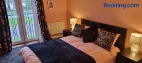 Swindon 6 deluxe doubles 2 with en suite in large house - No Pets - Image 3
