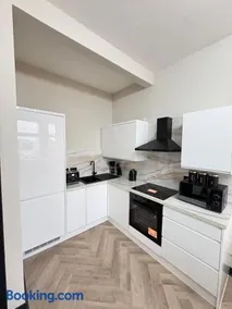 3BR Modernised Home Sleeps 8, Walking Distance to West End, Free Parking - Image 2