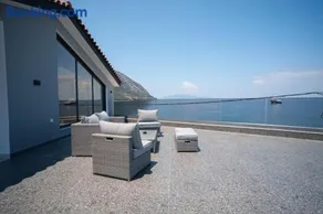 Ristanis Loft Mare Beachfront Retreat - Image 1