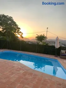 Air Conditioned "Casa Tropicana" Villa-Sleeps 10-Free WiFi-Private Pool-Free Parking - Image 3