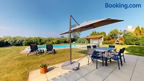 Villa avec terrasse, piscine chauffée et jardin - Image 3