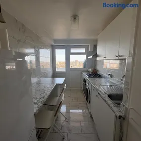 Cozy 1BR Apartment in Stratford with City View - Image 2