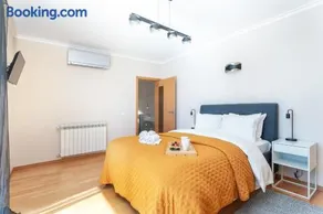 Host Wise - Deluxe Spacious House with Terrace & Jacuzzi - Image 4