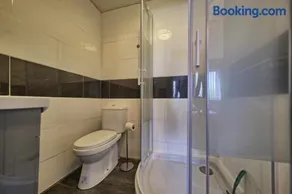 Upton Village Guest House - Image 5