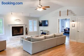 Ravenswood Pool House - Image 1
