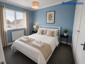 Spacious 4 Bedroom Home Free Parking Sleeps 9 - Image 2