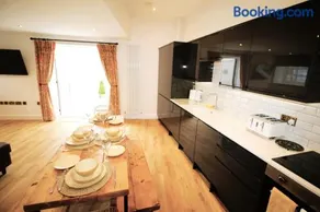 Sleeps 4 - Town Centre - Very High End Renovation - Private Garden - Close to Train Station - Fast Wifi - Image 4