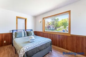 St Paul 5BR for 10 - Private Yard Near Golf - Image 2
