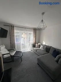 Entire 2 bed apartment - Up to 4 guest - 10 min from station & town centre - Image 3