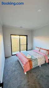 Rockbank Business & Family Stay - Image 2